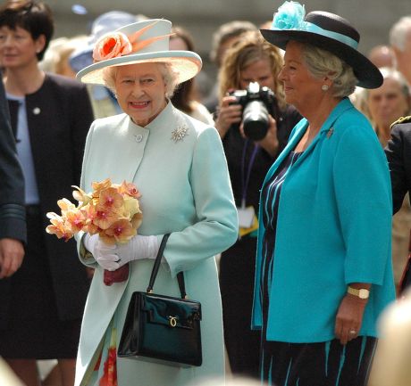 QUEEN ELIZABETH II UNVEILING A MEMORIAL TO THE WOMEN OF WORLD WAR II, WHITEHALL, LONDON, BRITAIN - 09 JUL 2005