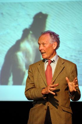 Adventurer John Hare Talks About His - Foto de stock de contenido