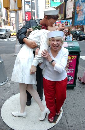 'UNCONDITIONAL SURRENDER' VJ DAY KISS STATUE LAUNCH, TIMES SQUARE, NEW YORK, AMERICA - 11 AUG 2005