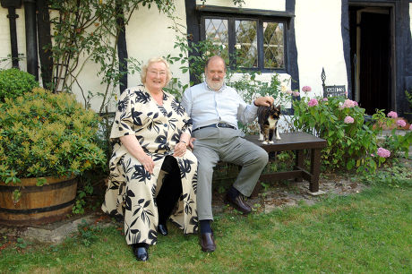 ELIZABETH SPRIGGS AND HUSBAND MURRAY AT HOME AT GRENDON COTTAGE, BRITAIN - 12 AUG 2005