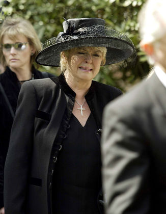 Gloria Hunniford Funeral Her Daughter Caron Editorial Stock Photo ...