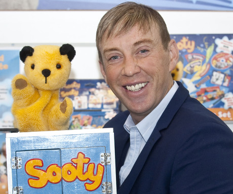 The Toy Fair Olympia London. Richard Cadell With Sooty.