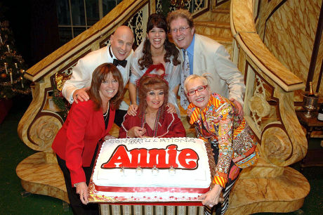 THE CAST OF 'ANNIE' CELEBRATING THE 1000TH TOUR PERFORMANCE AT THE MAYFLOWER IN SOUTHAMPTON, BRITAIN - 03 NOV 2005