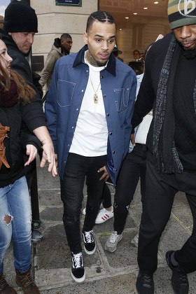 chris brown wearing vans old skool