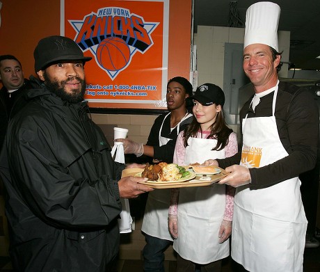 DENNIS QUAID AND THE NEW YORK KNICKS DELIVER 100 TURKEYS TO A SOUP KITCHEN, NEW YORK, AMERICA - 21 NOV 2005