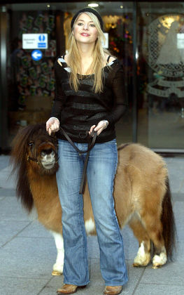 HOLLY WILLOUGBY WITH SHETLAND PONY VISITING GREAT ORMOND STREET HOSPITAL, LONDON, BRITAIN  - 12 DEC 2005