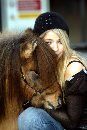 HOLLY WILLOUGBY WITH SHETLAND PONY VISITING GREAT ORMOND STREET HOSPITAL, LONDON, BRITAIN  - 12 DEC 2005