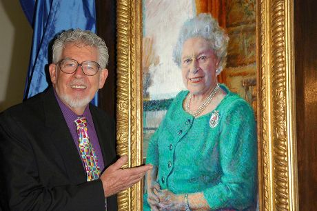 __COUNT__ ROLF HARRIS UNVEILING HIS NEW PORTRAIT OF QUEEN ELIZABETH II ...