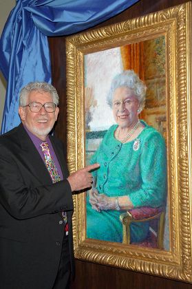 __COUNT__ ROLF HARRIS UNVEILING HIS NEW PORTRAIT OF QUEEN ELIZABETH II ...