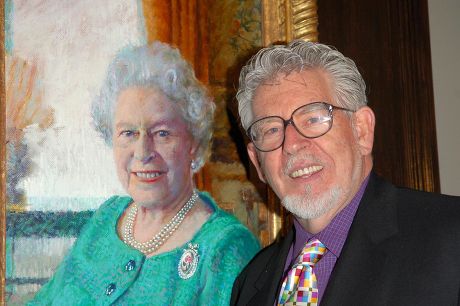 __COUNT__ ROLF HARRIS UNVEILING HIS NEW PORTRAIT OF QUEEN ELIZABETH II ...