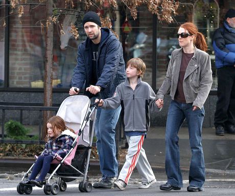 JULIANNE MOORE AND FAMILY OUT AND ABOUT IN WEST VILLAGE, NEW YORK, AMERICA - 24 DEC 2005