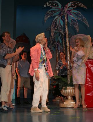 JOHN LITHGOW'S FINAL PERFORMANCE IN 'DIRTY ROTTEN SCOUNDRELS', IMPERIAL THEATRE, NEW YORK, AMERICA - 15 JAN 2006