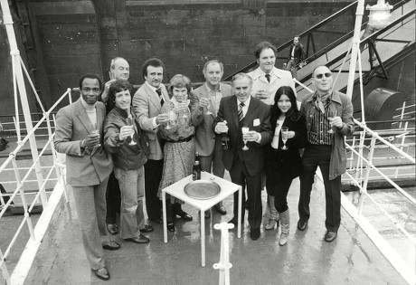 Tv Programme: Minder. Picture Shows L-r: Trevor Thomas George Layton Glyn Edwards Tony Selby Daphne Anderson Kenneth Cope George Cole David Jackson Shirleen Anwar And Alfred Burke. Box 654 1011121527 A.jpg.