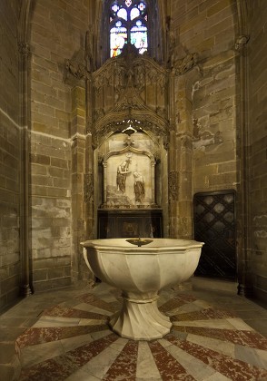 La Catedral De La Santa Creu - Foto de stock de contenido editorial