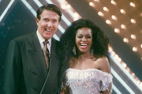 Television Programme: Stars In Their Eyes. Jacky Webbe Who Performs As Diana Ross With Presenter Leslie Crowther. Box 663 127011615 A.jpg.