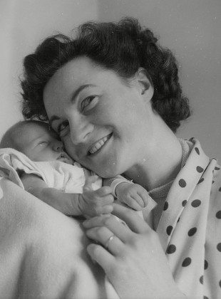 Mrs Olive Carter Wife Of England Lawn Tennis Player Roland Carter With Their Baby Daughter Pamela Jean. Box 675 52903169 A.jpg.