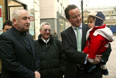 DAVID CAMERON VISITS A 'BIG ISSUE' DISTRIBUTION POINT IN COVENT GARDEN, LONDON, BRITAIN - 16 MAR 2006