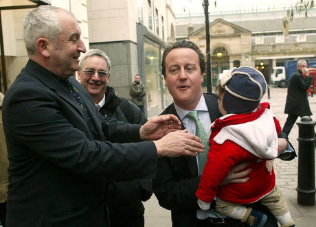 DAVID CAMERON VISITS A 'BIG ISSUE' DISTRIBUTION POINT IN COVENT GARDEN, LONDON, BRITAIN - 16 MAR 2006