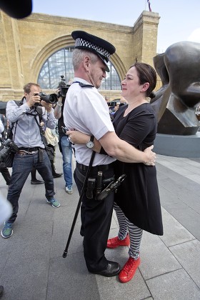 Walktogether Forpeace - 7/7 Survivor Gill Hicks Is Hugged By Pc Andy Maxwell ( Who May Have Rescued Her ) At King's Cross Beforefaith Leaders From Muslim Jewish And Christian Faiths Walked With A Floral Tribute From King's Cross To Tavistock Square