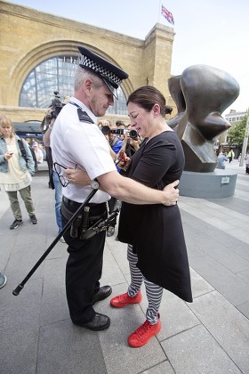 Walktogether Forpeace - 7/7 Survivor Gill Hicks Is Hugged By Pc Andy Maxwell ( Who May Have Rescued Her ) At King's Cross Beforefaith Leaders From Muslim Jewish And Christian Faiths Walked With A Floral Tribute From King's Cross To Tavistock Square
