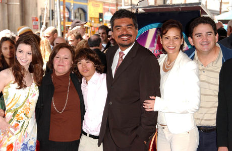 GEORGE LOPEZ RECEIVING A STAR ON THE HOLLYWOOD WALK OF FAME, LOS ANGELES, AMERICA - 29 MAR 2006