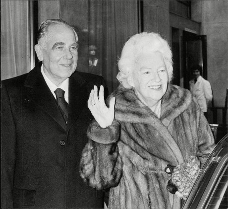 Singer Gracie Fields And Husband Boris Alperovici Leaving Their London Hotel For Buckingham Palace. (for Full Caption See Version) Box 684 611051622 A.jpg.