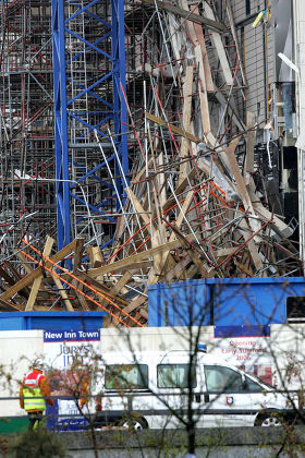 SCAFFOLDING COLLAPSES AT A CONSTRUCTION SITE IN THE CENTRE OF MILTON KEYNES, BRITAIN - 11 APR 2006