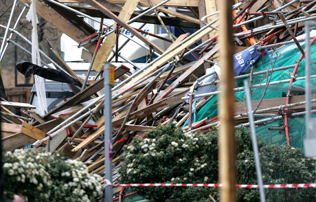 SCAFFOLDING COLLAPSES AT A CONSTRUCTION SITE IN THE CENTRE OF MILTON KEYNES, BRITAIN - 11 APR 2006