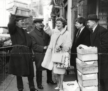 Actress Avril Angers Saying Goodbye To Four Friends Who Work Near Her Home At Covent Garden Market. She Is Bound For The Airport For A Flight To Rome. L-r: Tom Brown Albert Such Andrew Springer And George Gibson. Box 688 426051639 A.jpg.