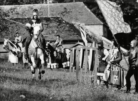 Sara Barrett Daily Mail Journalist Taking Part In A Jousting Event Run By The Jousting Federation Of Great Britain At Chilham Castle Kent. Box 694 329061636 A.jpg.
