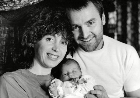 Alan David And Wife Paula With Baby Daughter Mitzi. Mitzi Was Born In A Jacuzzi At A Private Hospital In London Thought To Be The First Birth Of Its Kind In This Country. (for Full Caption See Version) Box 699 1140716452 A.jpg.
