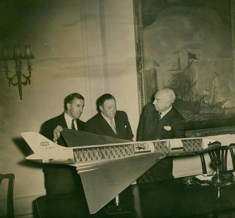Designer Stuart Duncan Davies Sir Roy Dobson And Sir Miles Thomas With Model Of New Avro Atlantic Delta Wing Airliner. Box 702 101081615 A.jpg.