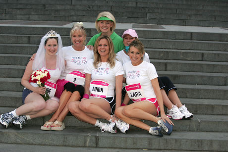 CANCER RESEARCH 'RACE FOR LIFE', LONDON, BRITAIN  - 04 JUN 2006