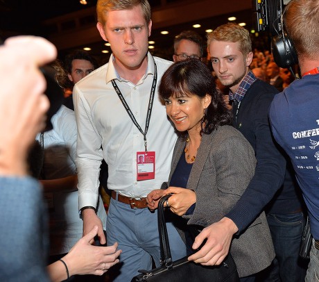 29/9/15 Labour Party Annual Conference The Brighton Centre Brighton East Sussex.- Labour Leader Jeremy Corbyn's Wife Laura Alvarez Is Protected In The Media Scrum By Ben Corbyn (l) And Tom Corbyn (r).