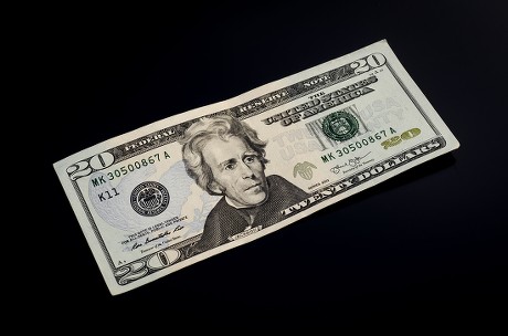 Tiền 20 đô la trên nền đen mang lại vẻ đẹp độc đáo và sang trọng. Hãy xem hình ảnh này để cảm nhận được sự quý giá và nghệ thuật trong thiết kế của tiền 20 đô la.