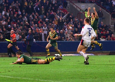 Luke Ricketson (Aus) goes over to score the winning try Great Britain v Australia 3rd test at Huddersfield 22/11/2003 Rugby League