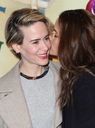 sarah paulson and amanda peet kiss