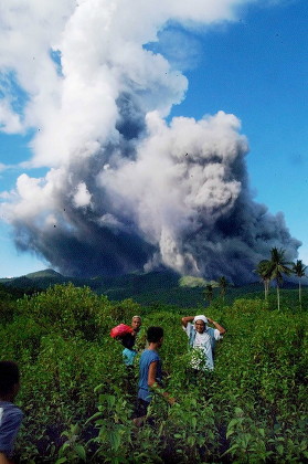 Filipino Residents Near Fourkilometer Danger Zone Editorial Stock Photo 