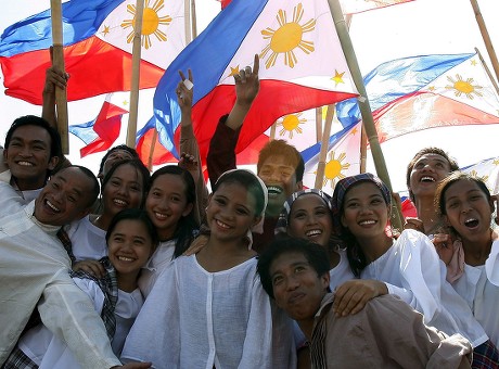 Filipino Cultural Performers Pose Infront Philippine Editorial Stock ...