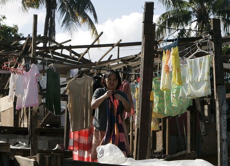 Filipino Slum Dweller Continues Hang Her Editorial Stock Photo - Stock