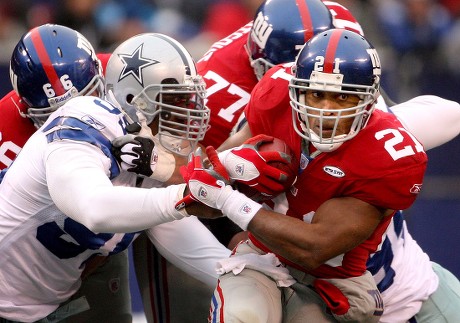 Brent Alexander of the New York Giants runs back an interception in News  Photo - Getty Images