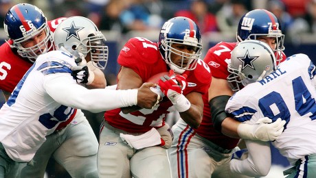 Brent Alexander of the New York Giants runs back an interception in News  Photo - Getty Images