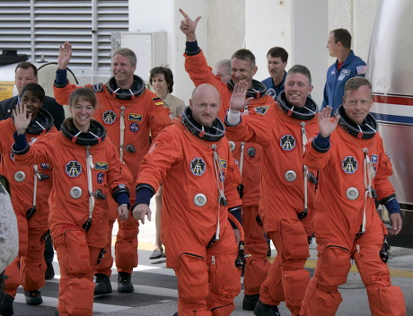 STS-121 NASA FLIGHT CREW LEAVING OPERATIONS Editorial Stock Photo ...