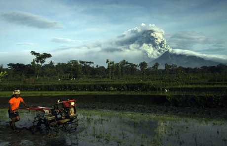 __COUNT__ Indonesia Merapi Mount Eruption - Nov 2010 Stock Pictures ...