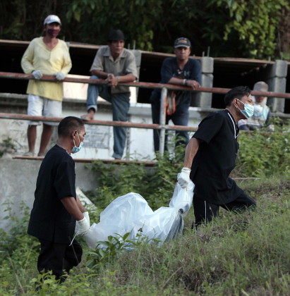 Filipino Funeral Workers Carrying Flash Flood Editorial Stock Photo ...