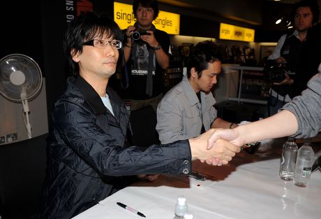 File:Hideo Kojima, Yumi Kikuchi and their fans.jpg - Wikimedia Commons