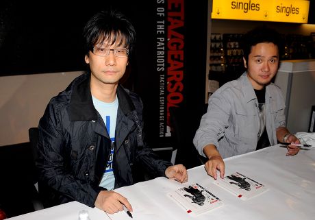 File:Hideo Kojima, Yumi Kikuchi and their fans.jpg - Wikimedia Commons