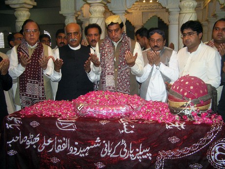 Pakistan New Pm Visits Bhutto Mausoleum - Jun 2012