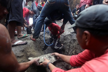 Filipino Rescuers Work Site Collapsed Wall Editorial Stock Photo ...