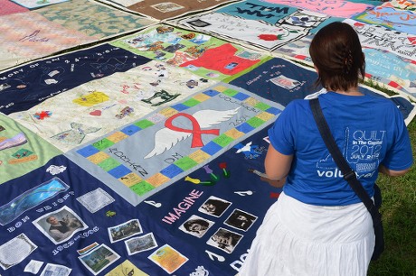 Volunteer Looks Section Aids Memorial Quilt Foto de stock de contenido  editorial - Imagen de stock